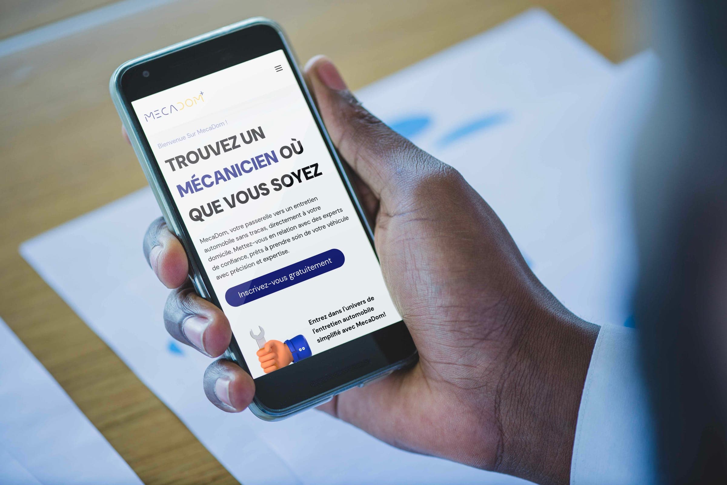 Application mobile MecaDom conçue par JEaLiFe Agency affichée sur un smartphone